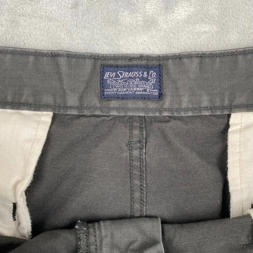 Levi's Carrier Cargo Shorts Men's Size 40 x 8.5